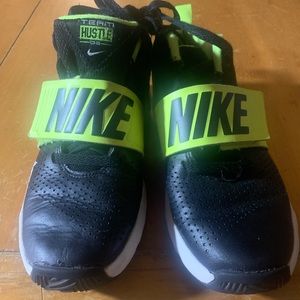Nike team hustle D8 sz 4y